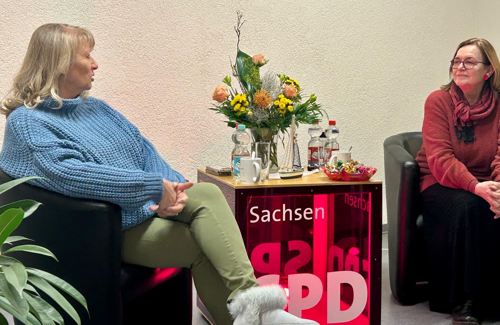 Petra Köpping und Ulrike Bons im Gespräch. 