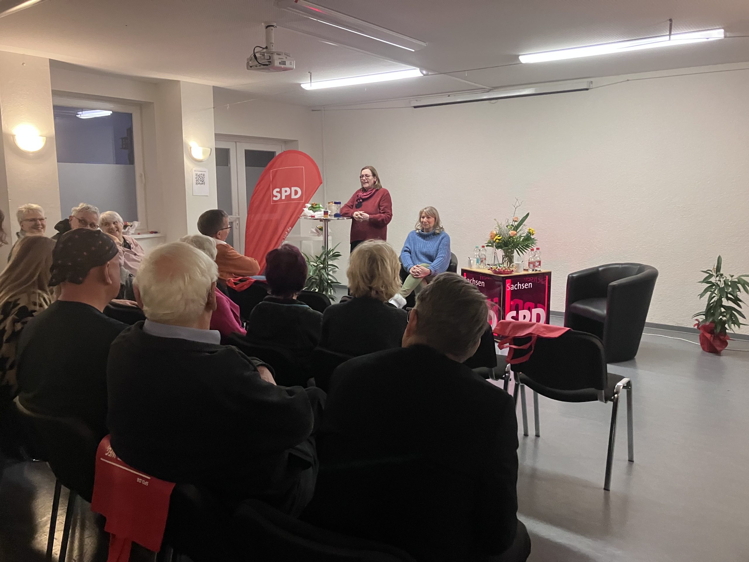 Bürgerinnen, Bürger und Petra Köpping diskutieren. 